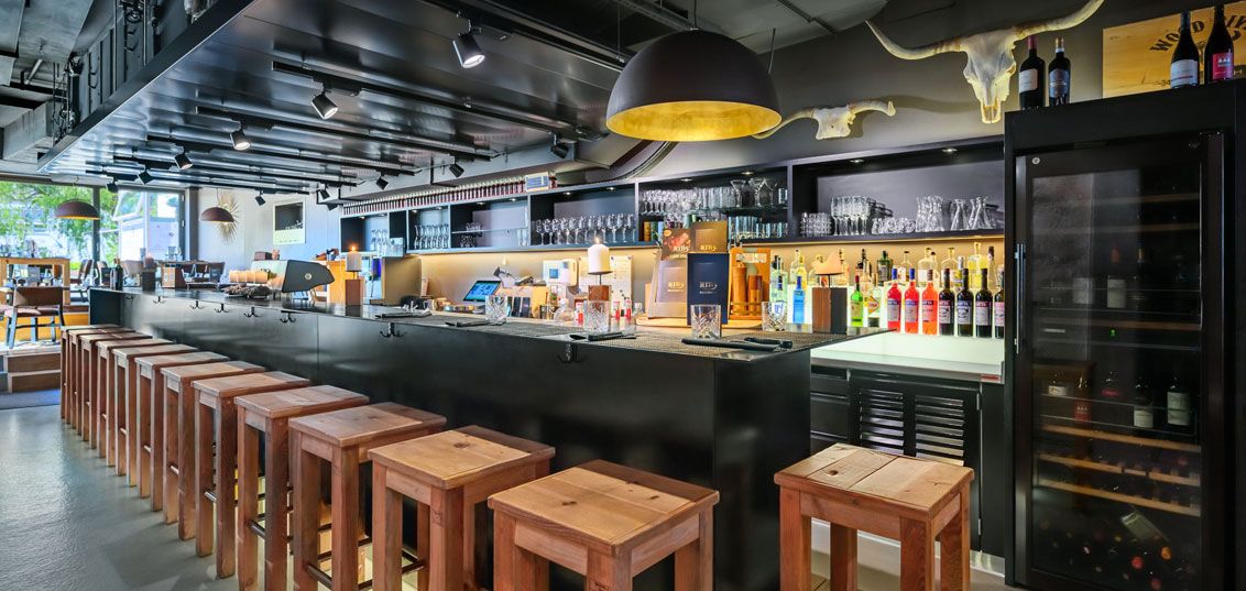 An der RIBS Bar können Sie einen Cocktail oder Ihr Essen geniessen